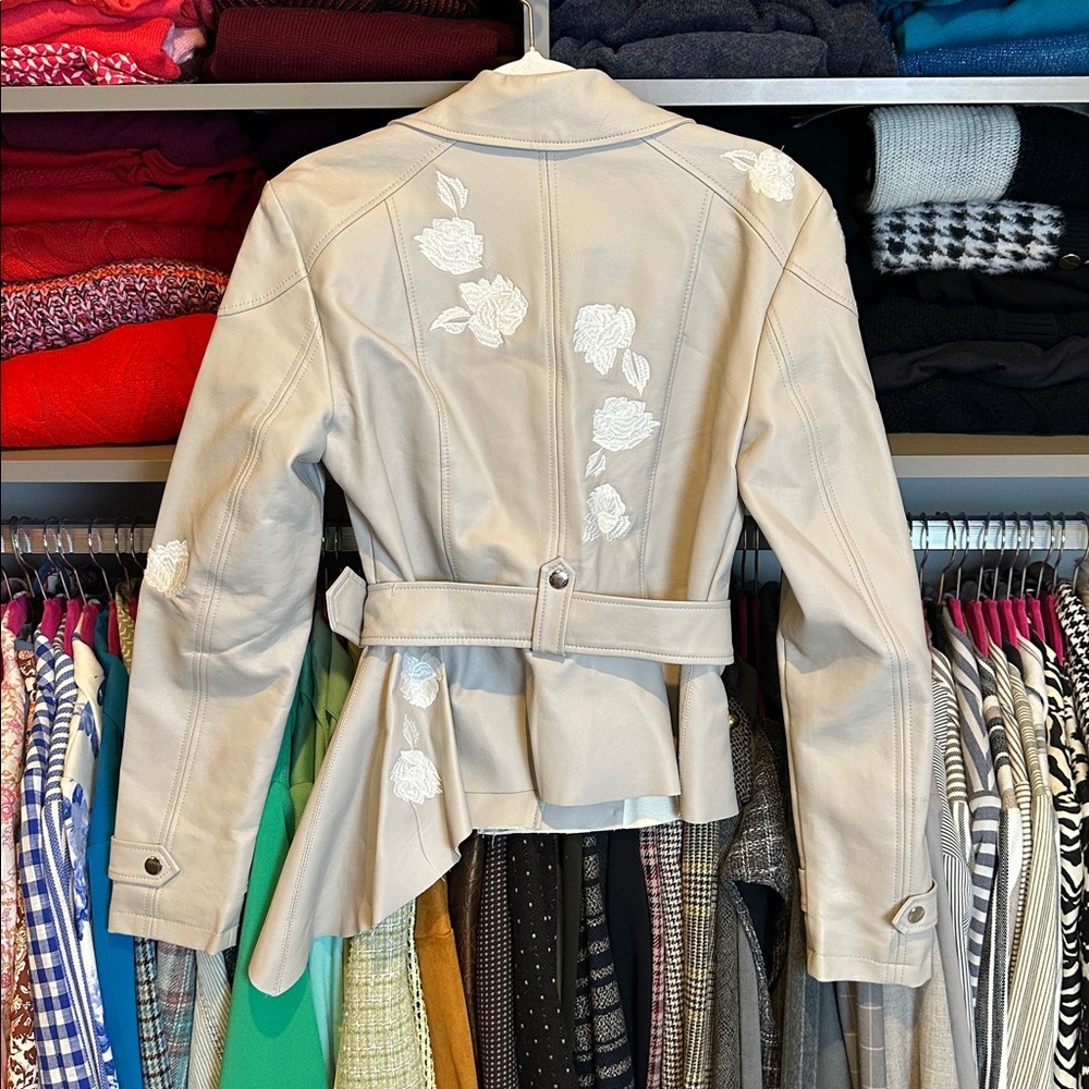 I.N.C. beige/white faux leather asymmetrical hem embroidered moto jacket size XS - Picture 3 of 3